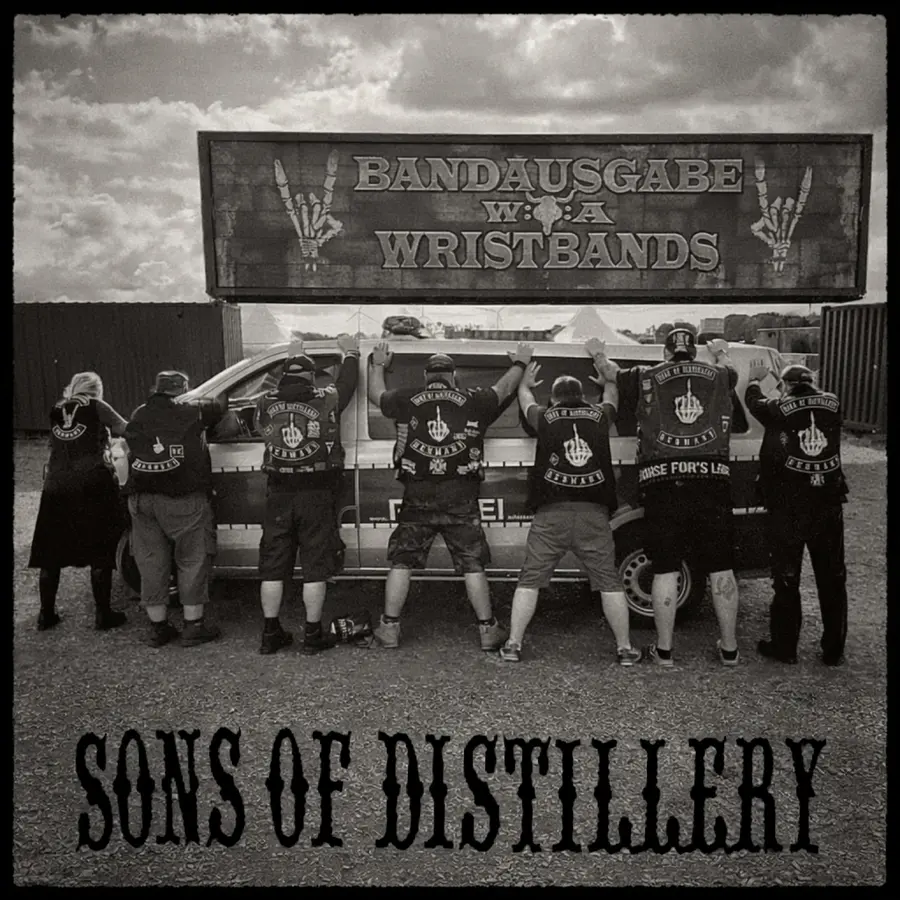 Originalcover von Sons of Distillery mit Gruppenfoto der Sons an der Wristband-Ausgabe
